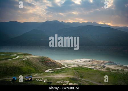 Lac Tehri entouré de montagnes dans l'Uttarakhand, en inde, le lac Tehri est un barrage artificiel. Barrage de Tehri, le plus haut barrage d'Inde et barrage de Tehri Banque D'Images