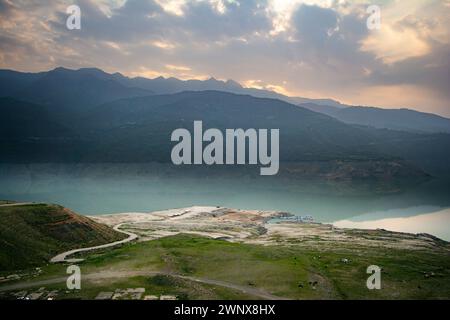 Lac Tehri entouré de montagnes dans l'Uttarakhand, en inde, le lac Tehri est un barrage artificiel. Barrage de Tehri, le plus haut barrage d'Inde et barrage de Tehri Banque D'Images