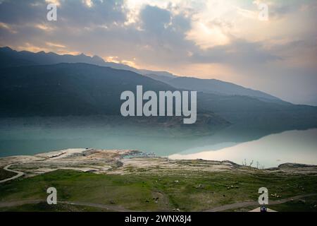 Lac Tehri entouré de montagnes dans l'Uttarakhand, en inde, le lac Tehri est un barrage artificiel. Barrage de Tehri, le plus haut barrage d'Inde et barrage de Tehri Banque D'Images