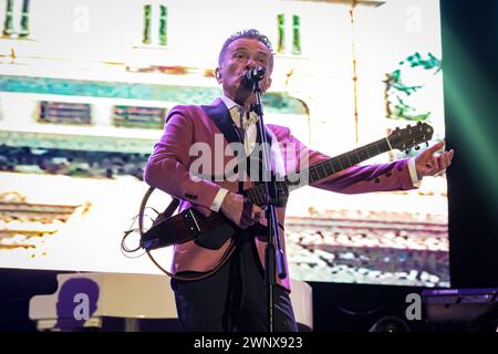 Le chanteur italien Pupo (Enzo Ghinazzi) en concert au Teatro Cantiere Carrara (ex Tuscany Hall), Florence, Italie, 02 mars 2024 © Luna la Chimia / Alamy Banque D'Images