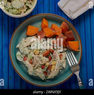 Salade crémeuse de poulet avec patates douces. Banque D'Images