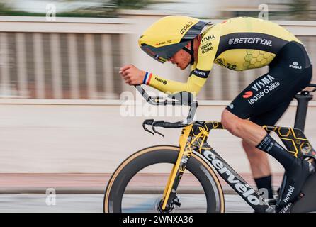 Lido Di Camaiore, Italie. 05 mars 2024. Photo par Zac Williams/SWpix.com - 04/03/2024 - cyclisme - 2024 Tirreno Adriatico - Stage 1 ITT - Lido di Camaiore - Dylan Van Baarle, Visma Lease a Bike. Nouveau casque Giro Aero crédit : SWpix/Alamy Live News Banque D'Images