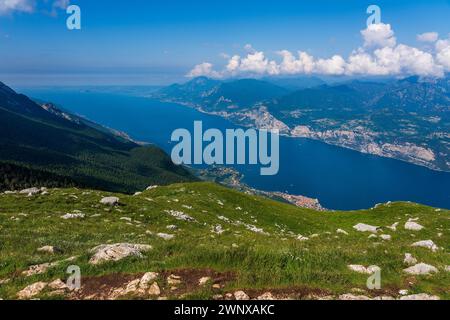 Vue panoramique depuis Monte Baldo sur le lac de Garde près de Malcesine en Italie. Banque D'Images