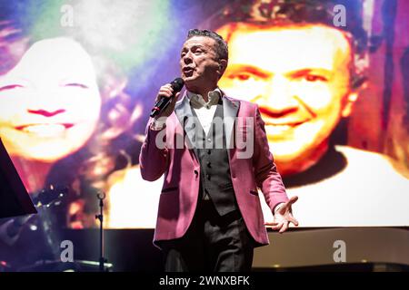 Le chanteur italien Pupo (Enzo Ghinazzi) en concert au Teatro Cantiere Carrara (ex Tuscany Hall), Florence, Italie, 02 mars 2024 © Luna la Chimia / Alamy Banque D'Images