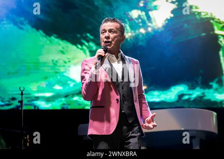 Le chanteur italien Pupo (Enzo Ghinazzi) en concert au Teatro Cantiere Carrara (ex Tuscany Hall), Florence, Italie, 02 mars 2024 © Luna la Chimia / Alamy Banque D'Images