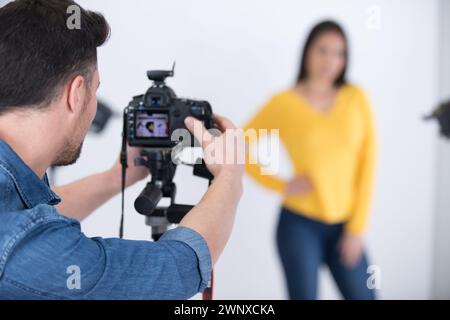 portrait d'un photographe masculin prenant des photos en studio Banque D'Images