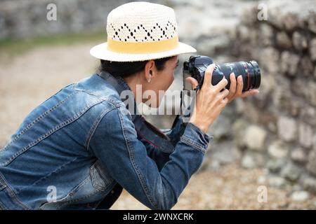 portrait d'un photographe portant un chapeau prenant des photos Banque D'Images