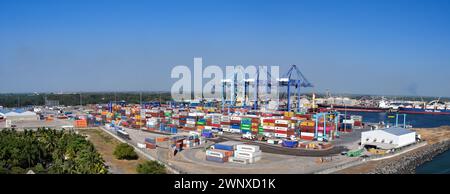 Puerto Quetzal, Guatemala - 19 janvier 2024 : vue panoramique des conteneurs maritimes dans le port de la ville avec grues à conteneurs en arrière-plan Banque D'Images