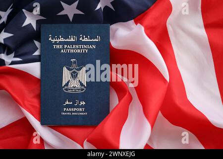 Passeport bleu de l'Autorité palestinienne sur fond de drapeau national des États-Unis gros plan. Tourisme et concept de diplomatie Banque D'Images