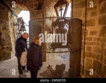 Touristes regardant les cloches du clocher de Santa Maria de Puigcerdà (Cerdagne, Gérone, Catalogne, Espagne, Pyrénées) Banque D'Images