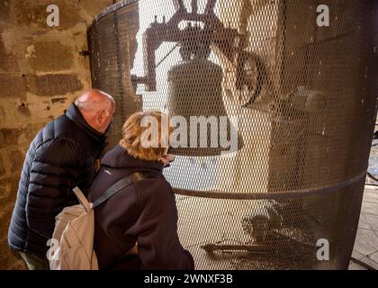 Touristes regardant les cloches du clocher de Santa Maria de Puigcerdà (Cerdagne, Gérone, Catalogne, Espagne, Pyrénées) Banque D'Images