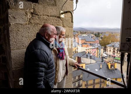 Quelques visiteurs au point de vue du clocher de Santa Maria de Puigcerdà (Cerdagne, Gérone, Catalogne, Espagne, Pyrénées) Banque D'Images