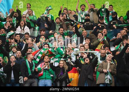 3 mars 2024 ; Metropolitano Stadium, Madrid, Espagne, football espagnol de la Liga, Atletico Madrid contre Real Betis ; les fans de Real Betis montrent leur soutien Banque D'Images