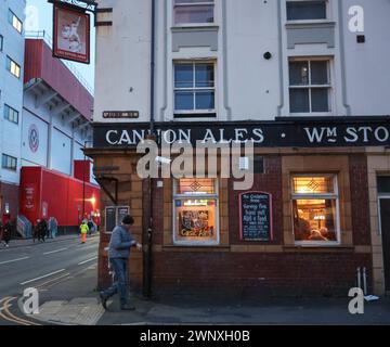 Bramall Lane, Sheffield, Royaume-Uni. 4 mars 2024. Premier League Football, Sheffield United versus Arsenal ; les fans prennent un verre au pub Cricketers Arms avant-match crédit : action plus Sports/Alamy Live News Banque D'Images