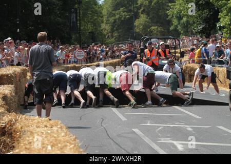 14/07/13 la dernière rampe est retournée dans une tentative de rendre le parcours plus sûr après que beaucoup sont blessés alors que les concurrents se lancent sur la finale Banque D'Images