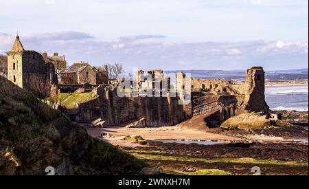 Vue magnifique sur le château écossais du 13ème siècle dans la ville historique de Fife de St Andrews, en Écosse Banque D'Images