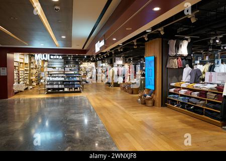 SINGAPOUR - 06 NOVEMBRE 2023 : articles exposés au magasin Muji à Singapour. Muji est un détaillant japonais qui vend une grande variété de ménage et de contre Banque D'Images