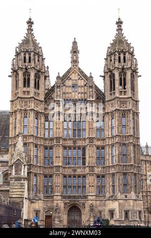 Londres, Royaume-Uni - 25 décembre 2023 - Palais gothique victorien de Westminster, entrée du Parlement de Westminster. Espace pour le texte, foc sélectif Banque D'Images