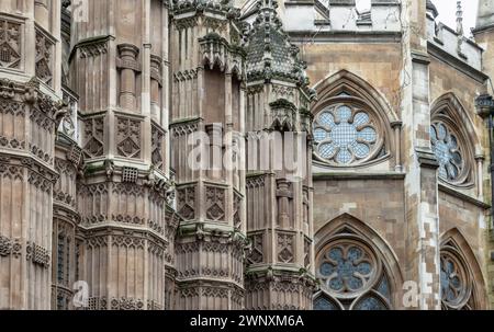 Londres, Royaume-Uni - 25 décembre 2023 - Design de détail en architecture est le palais gothique victorien de Westminster, entrée des chambres du Parlement à Westminst Banque D'Images