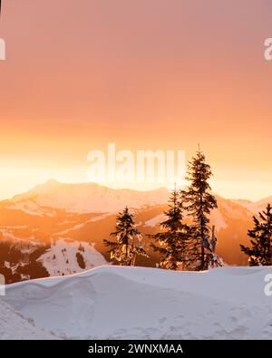 Paysage de montagne typique dans les alpes françaises pendant le coucher du soleil Banque D'Images