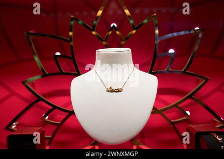 SINGAPOUR - 06 NOVEMBRE 2023 : collier exposé au magasin Cartier à l'intérieur du verger ION à Singapour. Banque D'Images