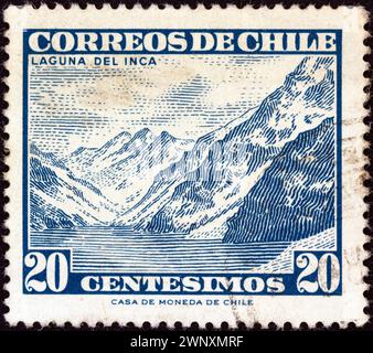 CHILI - VERS 1960 : un timbre imprimé au Chili montre le lac Inca Banque D'Images