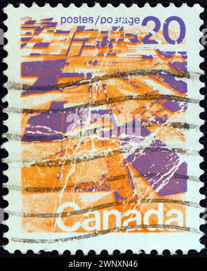 CANADA - VERS 1972 : un timbre imprimé au Canada montre le paysage des prairies vu des airs Banque D'Images