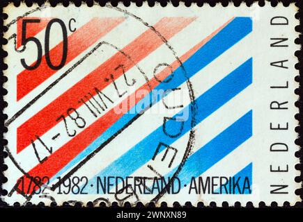 PAYS-BAS - VERS 1982 : un timbre imprimé aux pays-Bas montre des rayures aux couleurs nationales pays-Bas-États-Unis Banque D'Images