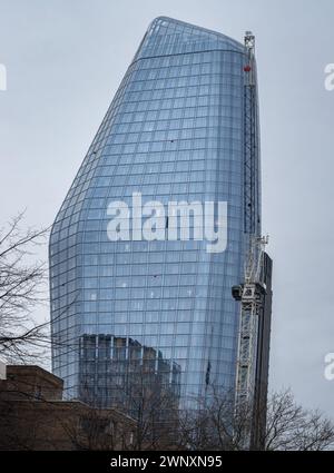 Londres, Royaume-Uni - 25 décembre 2023 - vue d'un immeuble de grande hauteur Blackfriars également connu sous le nom de vase ou Boomerang en raison de sa forme dans le quartier South Bank Banque D'Images