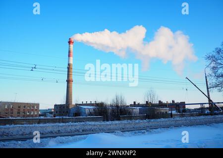 Petrozavodsk, Carélie, Russie, 01.12.24 : rue Sudostroitelnaya. Usine Avangard. Chaufferie. Une grande cheminée qui produit beaucoup de blanc Banque D'Images