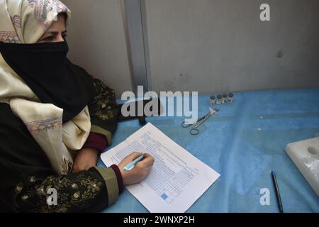 Srinagar, Inde. 03 mars 2024. 3 mars 2024, Srinagar, Inde : un agent de santé écrit les vaccins administrés pendant la campagne nationale de vaccination contre la polio comme une tentative d'immuniser la plupart des enfants contre la polio dans un centre de santé de Srinagar. Le 3 mars 2024 à Srinagar, Inde. (Photo par Umer Qadir/ crédit : Eyepix Group/Alamy Live News Banque D'Images