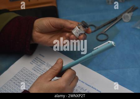 Srinagar, Inde. 03 mars 2024. 3 mars 2024, Srinagar, Inde : un agent de santé écrit les vaccins administrés pendant la campagne nationale de vaccination contre la polio comme une tentative d'immuniser la plupart des enfants contre la polio dans un centre de santé de Srinagar. Le 3 mars 2024 à Srinagar, Inde. (Photo par Umer Qadir/ crédit : Eyepix Group/Alamy Live News Banque D'Images