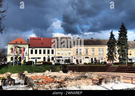 Sremska Mitrovica, Serbie, 16 mars 2023 Zitni trg place historique. Anciens bâtiments multicolores et fouilles de l'époque romaine. Culturel Banque D'Images