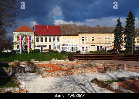 Sremska Mitrovica, Serbie, 16 mars 2023 Zitni trg place historique. Anciens bâtiments multicolores et fouilles de l'époque romaine. Culturel Banque D'Images