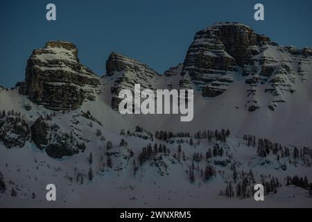 Sommets montagneux du Lac d'Allos. Photo de haute qualité Banque D'Images