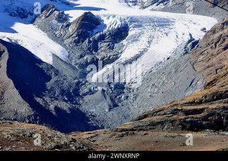 Le changement climatique mondial est responsable de la fonte rapide des glaciers et du pergélisol comme ici au glacier Morteratsch dans la haute Engadine Banque D'Images