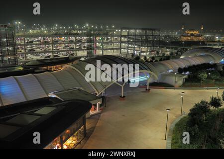 Istanbul, Turquie, 31 décembre 2023 : parking moderne à plusieurs étages avec voitures dans la zone de l'aéroport IST. Infrastructure d'une métropole turque. Payé Banque D'Images