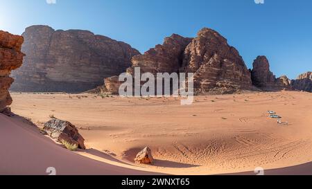 Paysage désertique au coucher du soleil à Wadi Rum, Jordanie. Banque D'Images