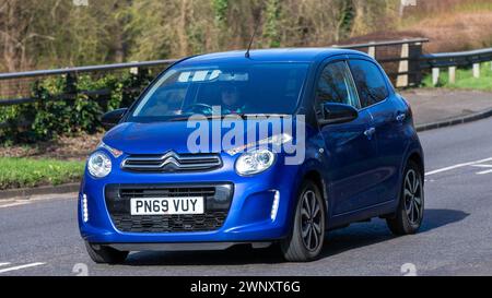 Milton Keynes, UK-Mar 4th 2024 : 2020 Citroën bleu voiture C1 conduite sur une route anglaise Banque D'Images