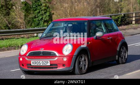 Milton Keynes, UK-Mar 4th 2024 : 2005 rouge Mini une voiture conduisant sur une route anglaise Banque D'Images