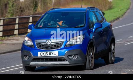 Milton Keynes, UK-Mar 4th 2024 : 2015 voiture bleue Vauxhall Mokka conduisant sur une route anglaise Banque D'Images