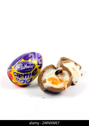 Oeufs Cadbury Creme sur fond blanc avec un suintant un fondant gooey Banque D'Images