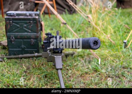 Mitrailleuse US Browning montée sur un support avec des boîtes de munitions Banque D'Images