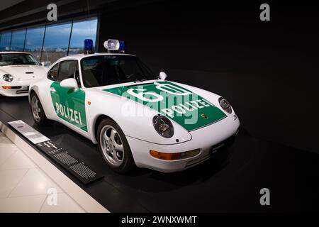 Vintage blanc et vert voiture de sport de police Porsche 911 Carrera, collection de voitures Oldtimer, style rétro, nostalgie et histoire automobile, exposition Muse Banque D'Images