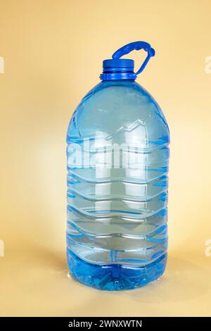 Une grande bouteille en plastique d'eau potable de 5 litres. Une bouteille d'eau. Le concept d'étancher la soif en été. Banque D'Images