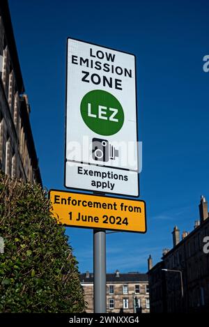 Low Emision zone lez panneau à Oxford Street, application qui doit entrer en vigueur le 1er juin 2024, dans les rues du centre d'Édimbourg, Écosse, Royaume-Uni. Banque D'Images