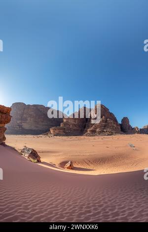 Paysage désertique au coucher du soleil à Wadi Rum, Jordanie. Banque D'Images