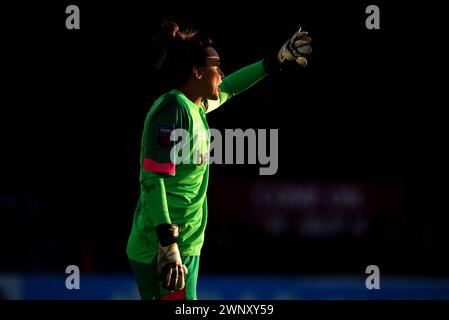 La gardienne Mackenzie Arnold de West Ham United protège ses yeux du soleil lors du match de Super League féminine Barclays au Chigwell construction Stadium de Londres. Date de la photo : dimanche 3 mars 2024. Banque D'Images