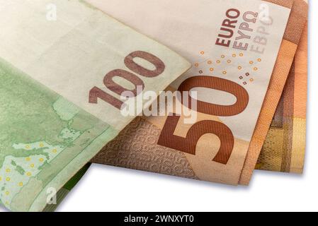 Gros plan sur les billets de 50 et 100 euros isolés sur blanc Banque D'Images