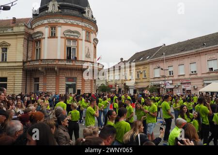 Sremska Mitrovica, Serbie, 19 mai 2023 Bal des diplômés des écoles et écoles techniques sur la place centrale. Les jeunes exécutent une danse collective Banque D'Images